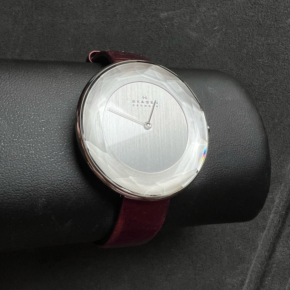 Skagen Faceted Women’s Red Leather Watch - Picture 2 of 4